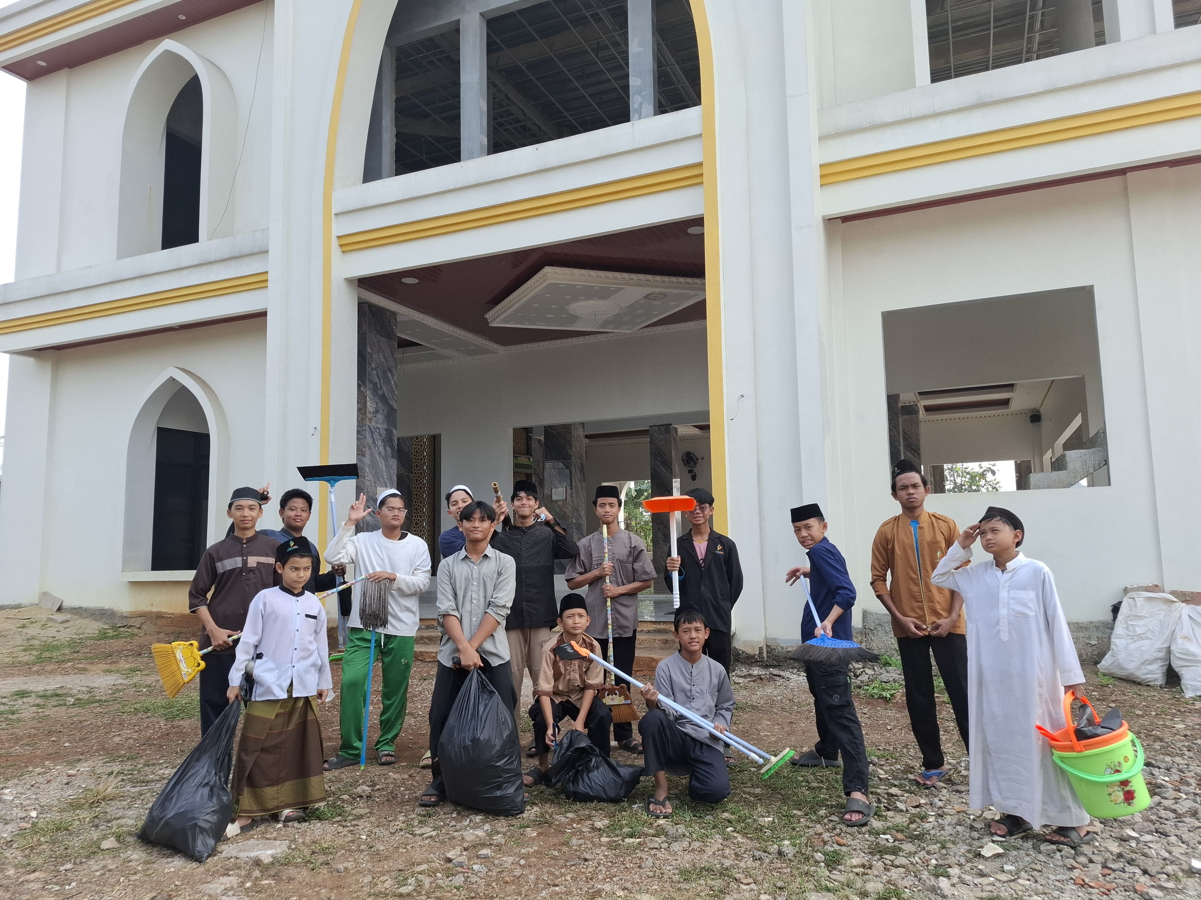 Dirgahayu Indonesia, Santri Taruna Insani Tebar Kebaikan Bersih-Bersih Masjid dan Lingkungan
